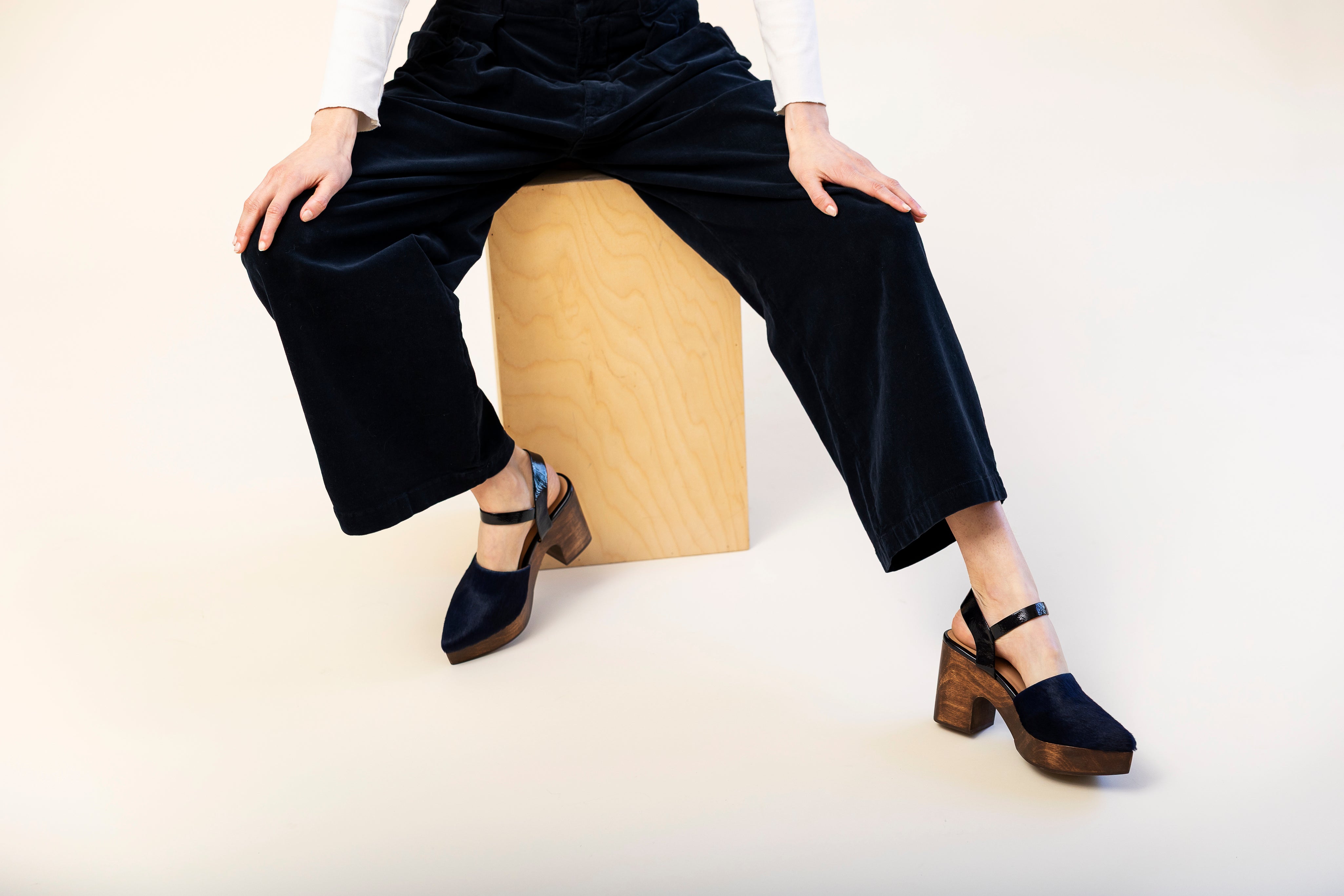 Pearl Navy Calf Clog Huma Blanco