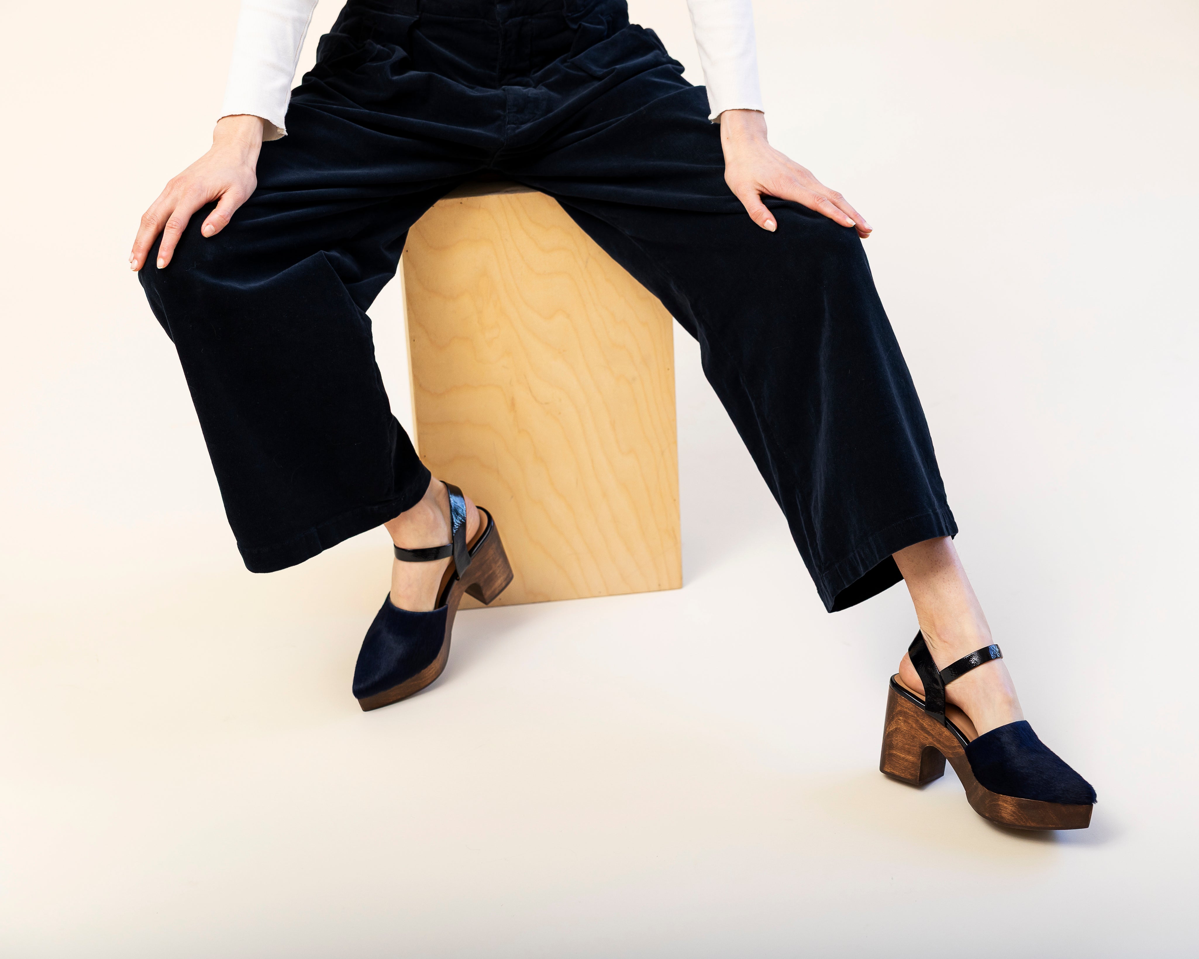 Pearl Navy Calf Clog Huma Blanco