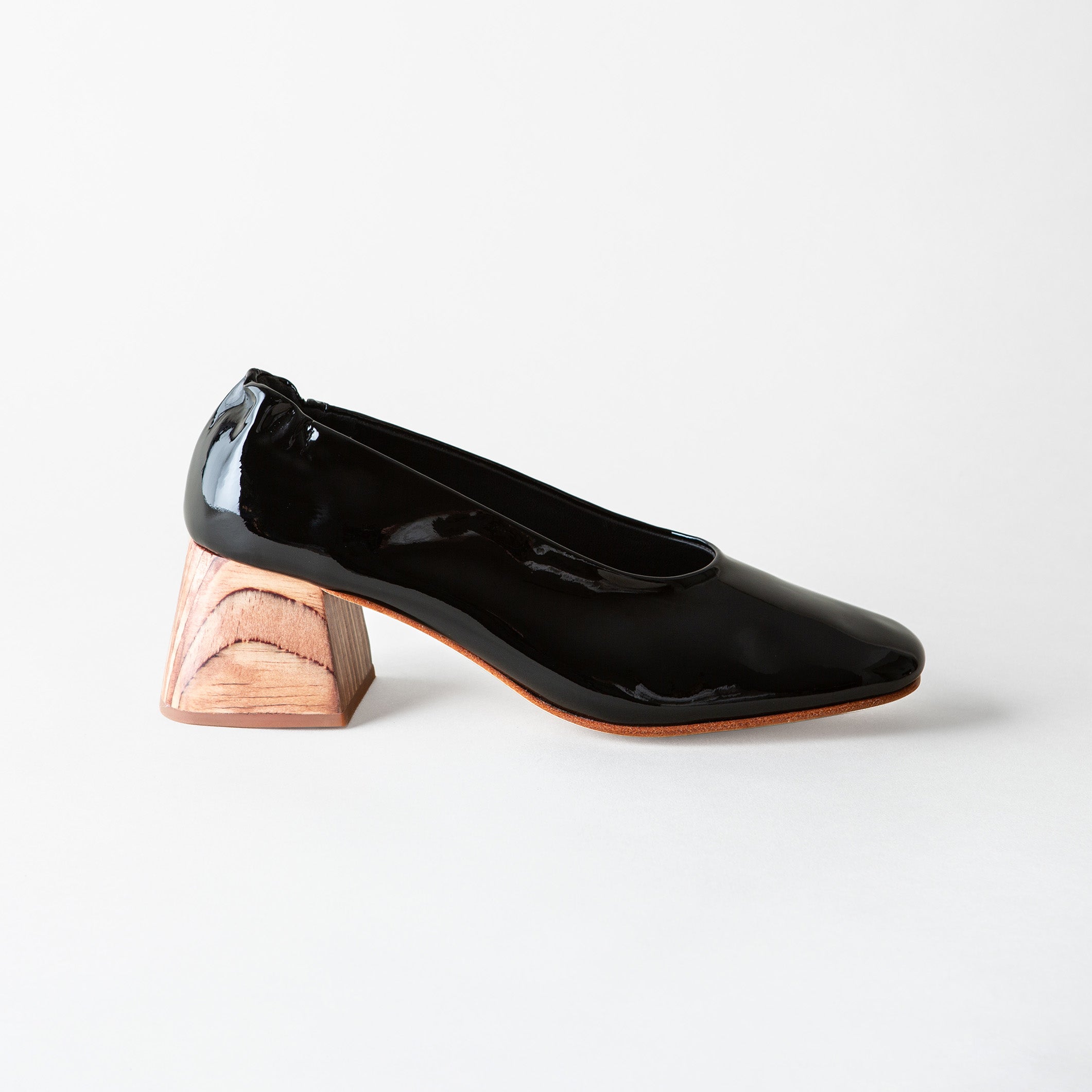 Block heel pump in black patent leather