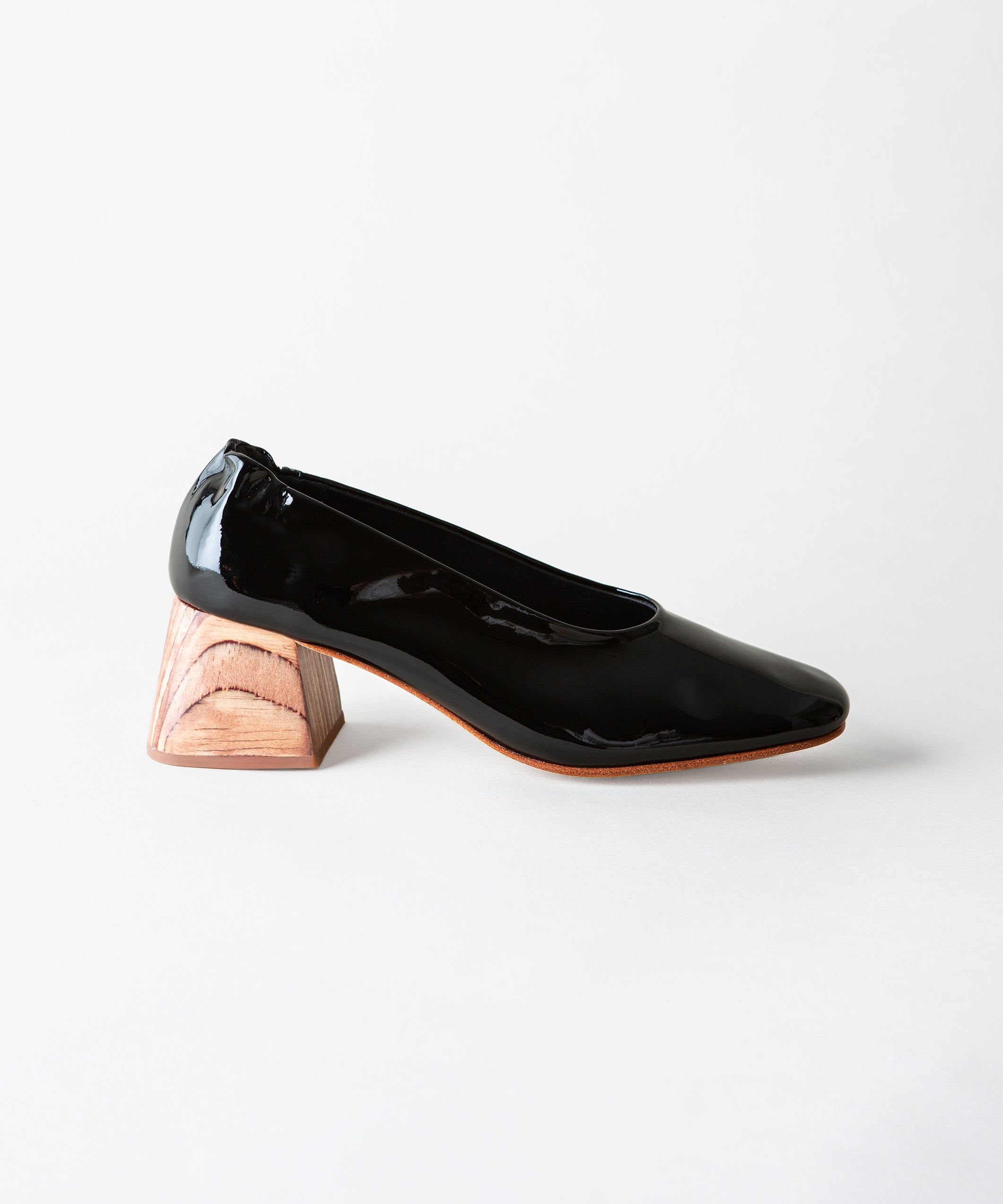 Block heel pump in black patent leather