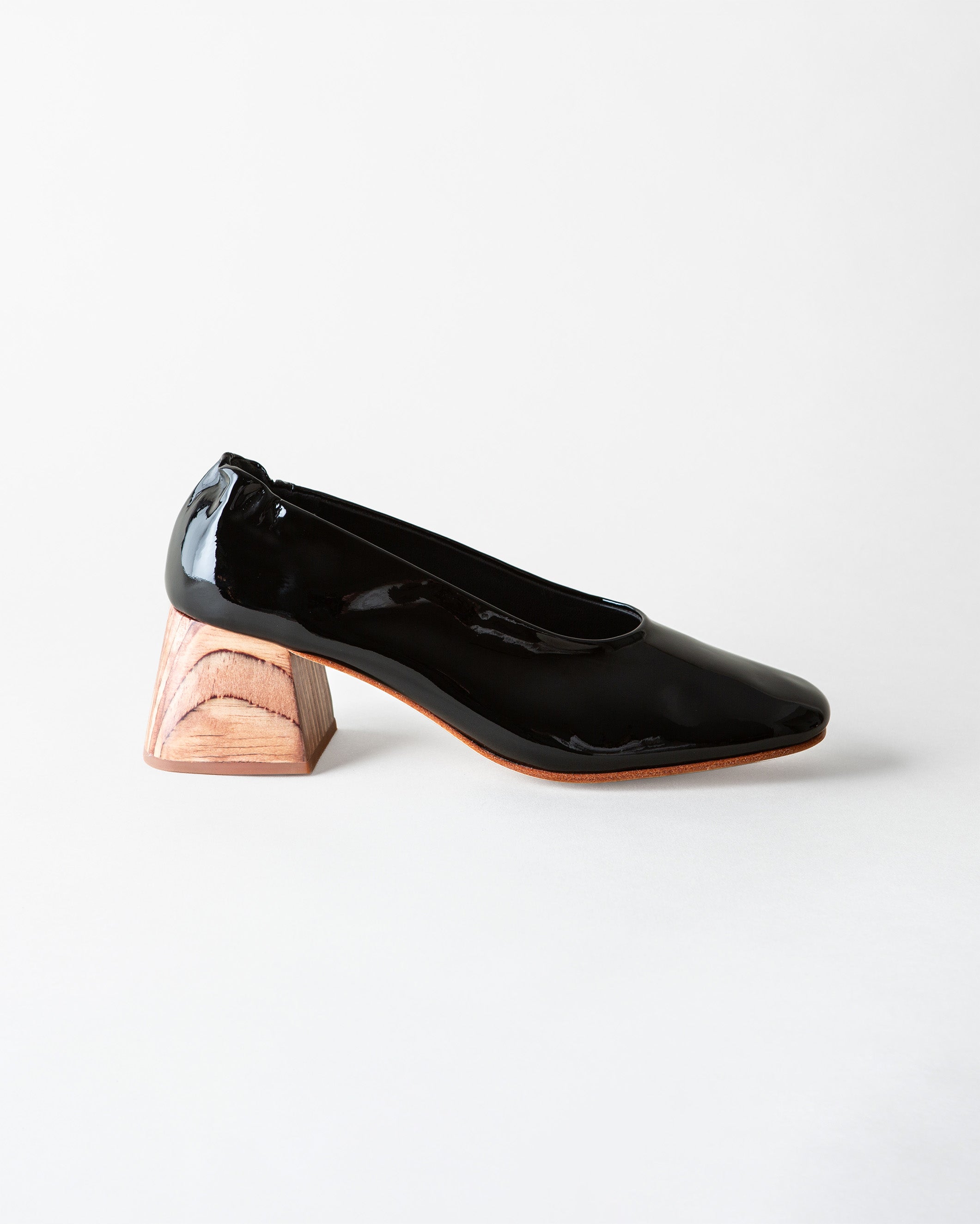 Block heel pump in black patent leather