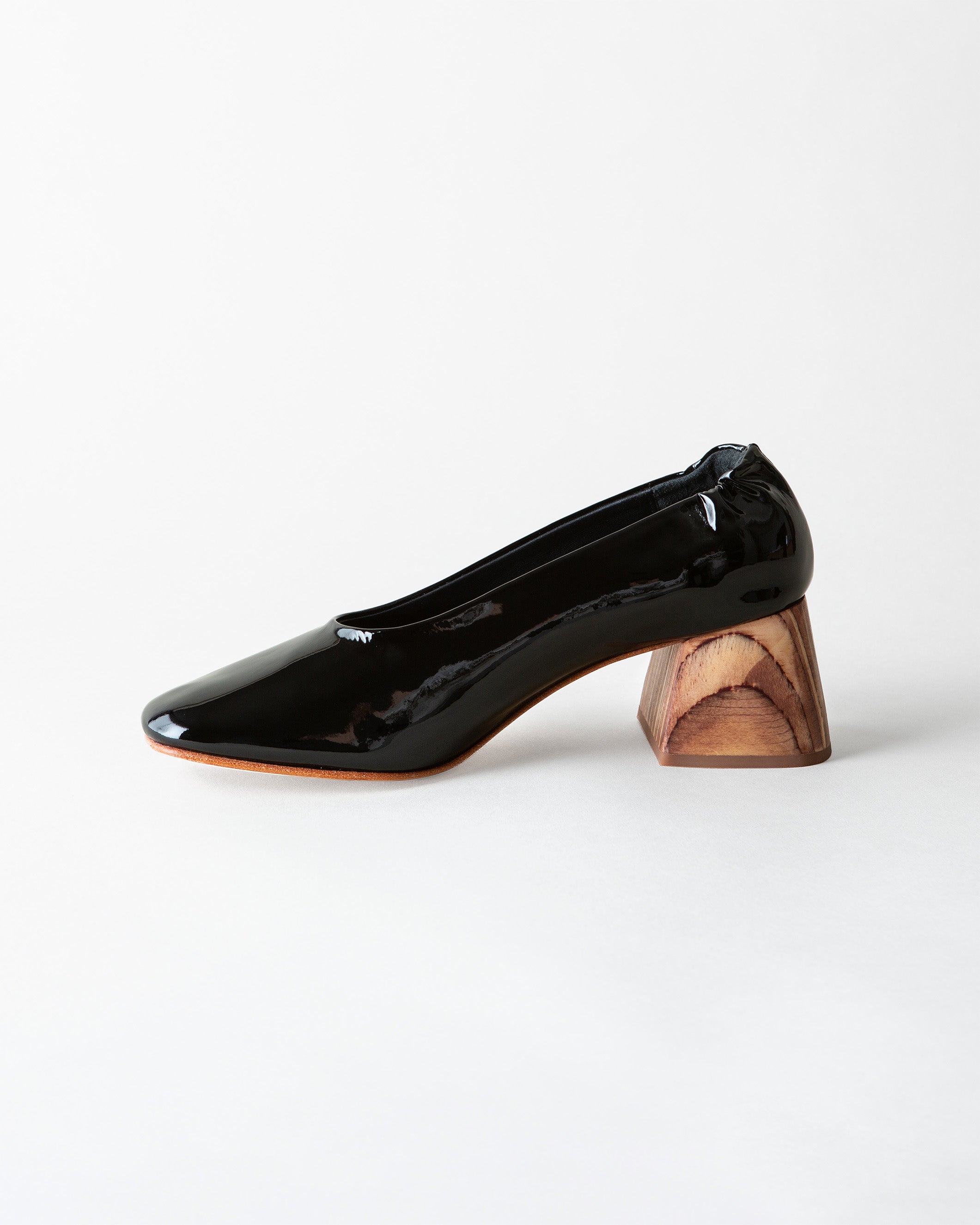 Block heel pump in black patent leather