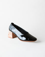 Block heel pump in black patent leather
