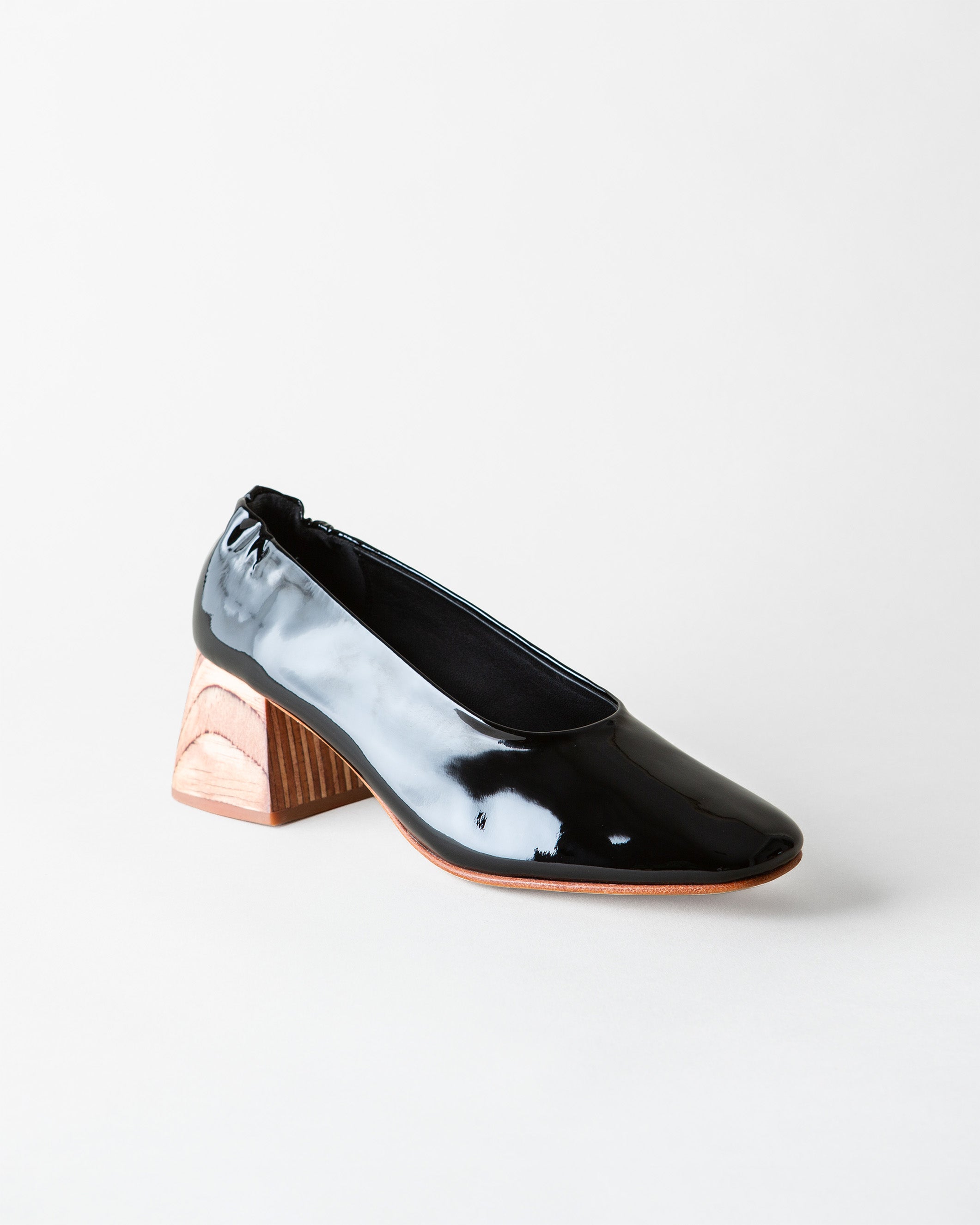 Block heel pump in black patent leather