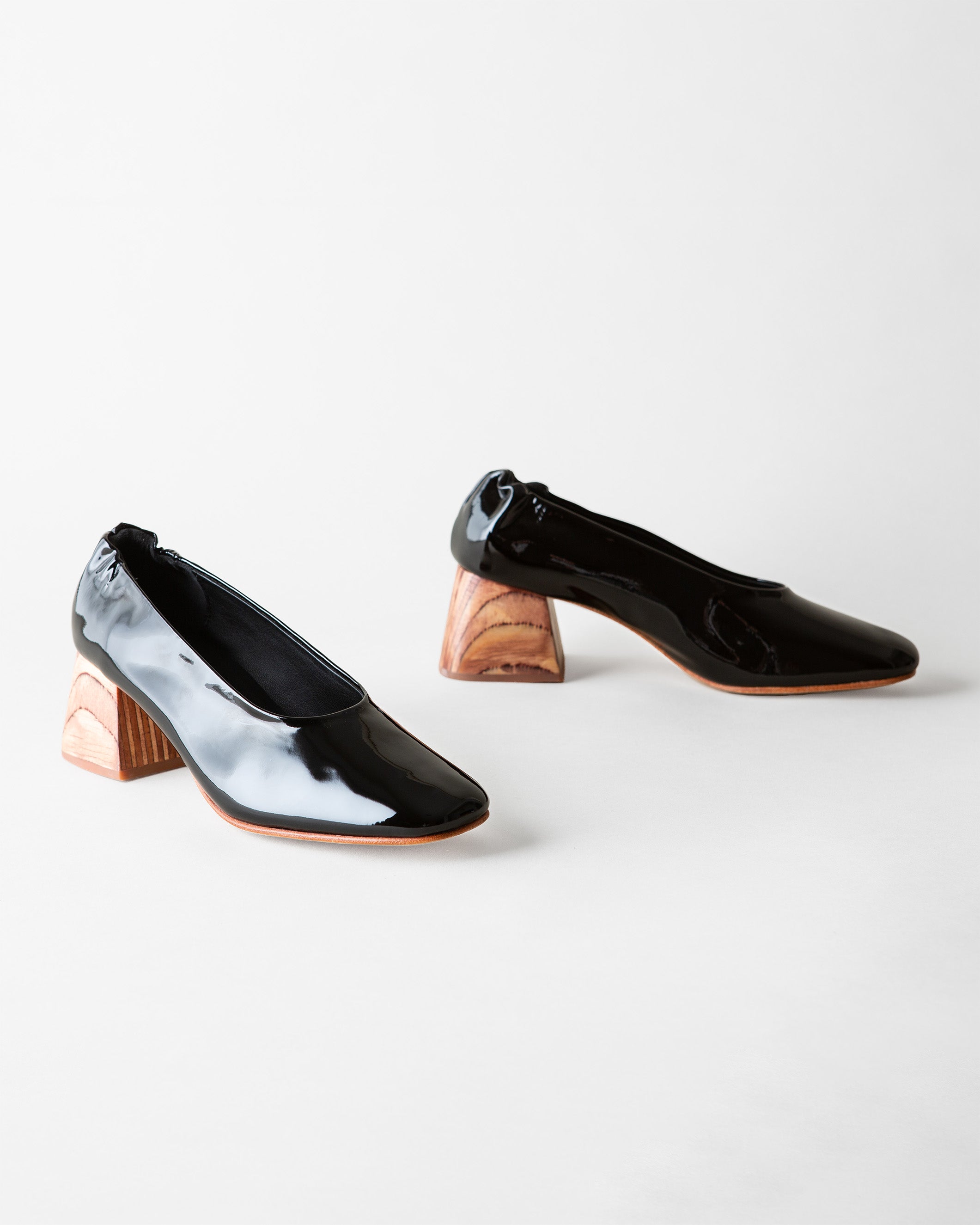 Block heel pump in black patent leather