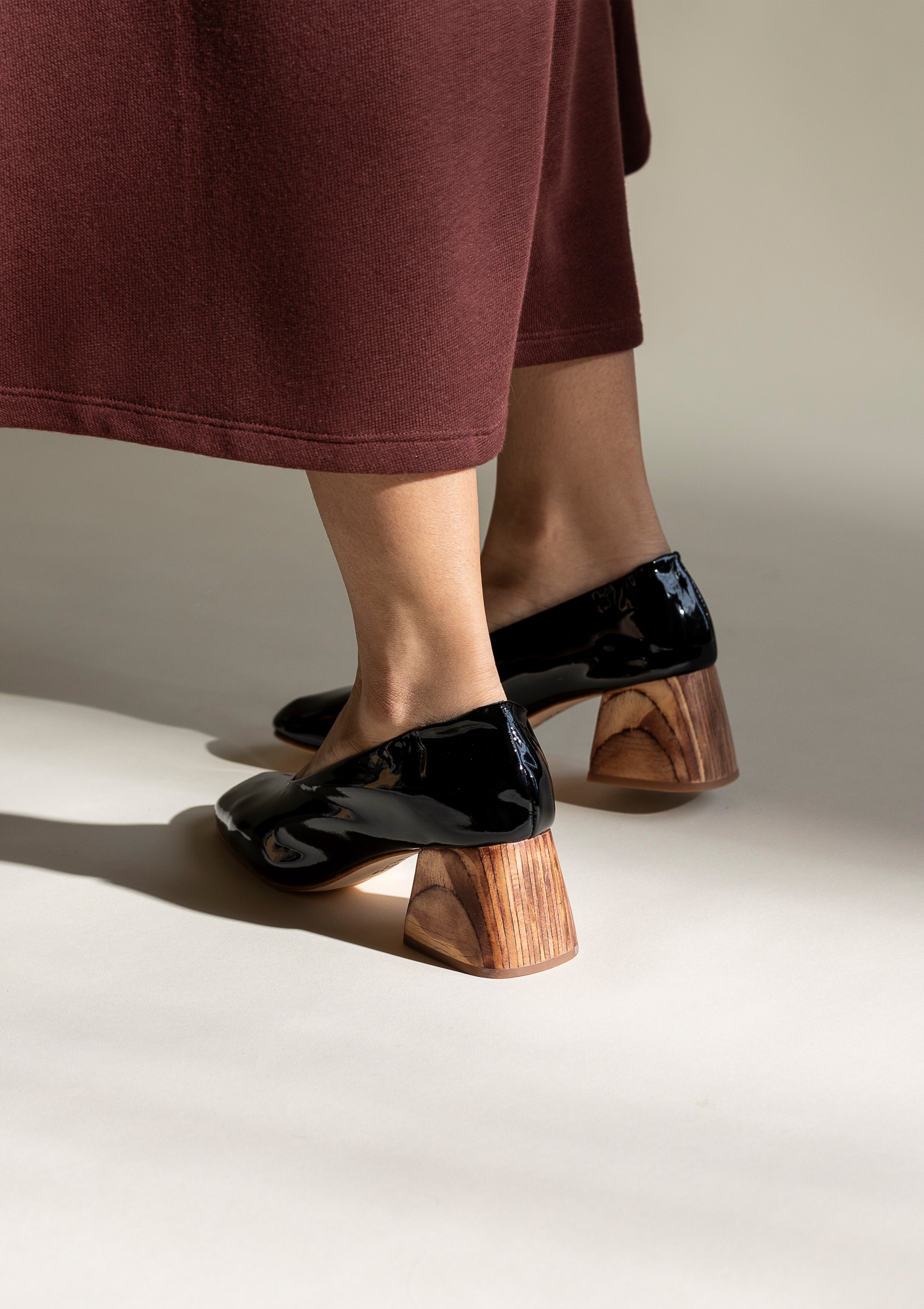 Block heel pump in black patent leather